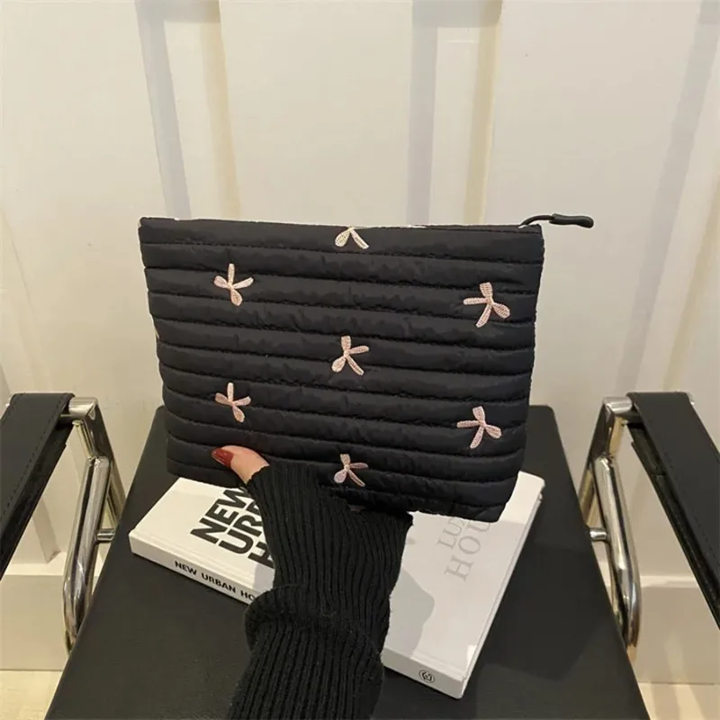 Urocza kosmetyczka z zamkiem b – Embroidery Bag recenzja i cena